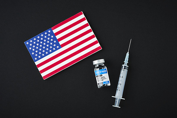 포토 JPG 스튜디오촬영 과학 의학 검은배경 실내 건강 주사기 사람없음 하이앵글 약 미국 바이러스 성조기 질병 백신 앰플 전염병 코로나바이러스 델타변이바이러스 국내포토 뷰포인트 백그라운드 북아메리카 의료기기 내부 검은색 국기 파일형식