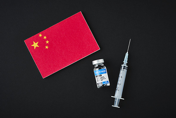 포토 JPG 스튜디오촬영 과학 의학 검은배경 실내 건강 주사기 사람없음 하이앵글 약 중국 바이러스 질병 오성홍기 백신 앰플 전염병 코로나바이러스 델타변이바이러스 국내포토 아시아 뷰포인트 백그라운드 의료기기 내부 검은색 국기 파일형식
