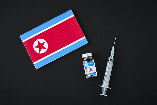 포토 JPG 스튜디오촬영 과학 의학 검은배경 실내 건강 주사기 사람없음 하이앵글 약 바이러스 질병 백신 북한 북한국기 앰플 전염병 코로나바이러스 델타변이바이러스 국내포토 아시아 뷰포인트 백그라운드 의료기기 내부 검은색 국기 파일형식