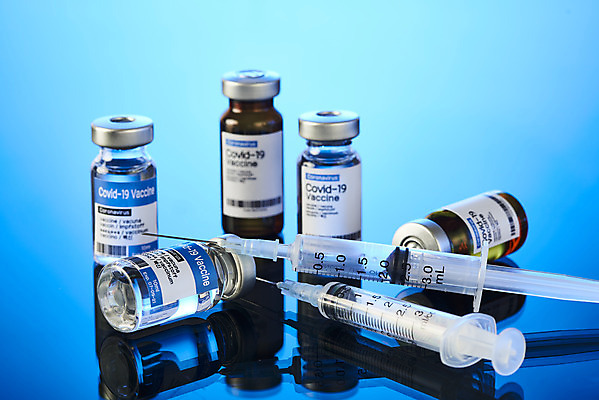 포토 JPG 스튜디오촬영 과학 의학 실내 건강 주사기 사람없음 약 바이러스 질병 파란배경 백신 앰플 전염병 코로나바이러스 델타변이바이러스 국내포토 백그라운드 의료기기 내부 파란색 파일형식