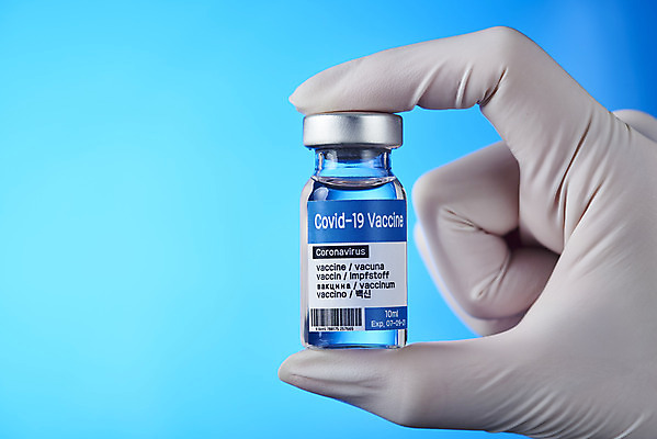 포토 JPG 스튜디오촬영 손 여자 과학 장갑 의학 실내 건강 한명 들기 사람 근접촬영 20대 성인 옆모습 신체부위 약 한국인 바이러스 질병 파란배경 백신 앰플 전염병 성인여자한명만 코로나바이러스 델타변이바이러스 국내포토 1 잡화 뷰포인트 백그라운드 모션 동양인 청년 내부 파란색 여자한명만 성인여자만 파일형식