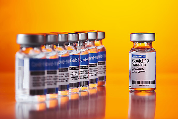 포토 JPG 스튜디오촬영 과학 의학 실내 건강 사람없음 약 바이러스 질병 노란배경 백신 앰플 전염병 코로나바이러스 델타변이바이러스 국내포토 백그라운드 내부 노란색 파일형식