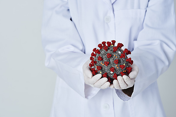 포토 JPG 스튜디오촬영 손 여자 과학 장갑 의학 실내 건강 한명 들기 사람 20대 성인 앞모습 약 모형 한국인 가운 바이러스 질병 흰배경 백신 전염병 성인여자한명만 코로나바이러스 델타변이바이러스 국내포토 1 잡화 옷 뷰포인트 백그라운드 모션 동양인 청년 내부 신체부위 흰색 여자한명만 성인여자만 파일형식