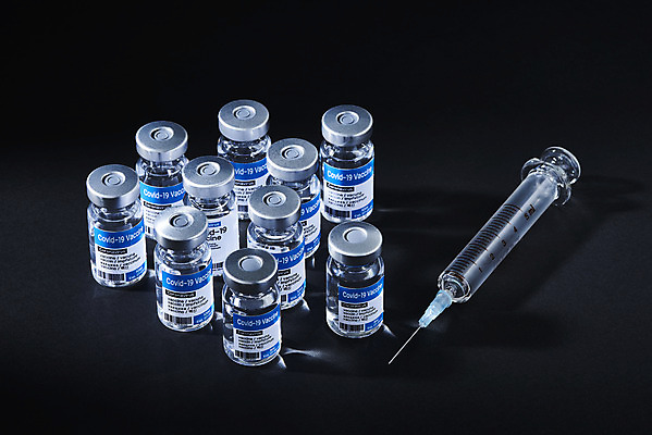 포토 JPG 스튜디오촬영 과학 의학 검은배경 실내 건강 주사기 사람없음 약 바이러스 질병 백신 앰플 전염병 코로나바이러스 델타변이바이러스 부스터샷 국내포토 백그라운드 의료기기 내부 검은색 접종 파일형식
