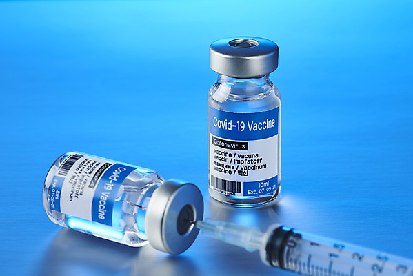 포토 JPG 스튜디오촬영 과학 의학 실내 건강 주사기 근접촬영 약 바이러스 질병 파란배경 백신 앰플 전염병 접종 코로나바이러스 백신접종 델타변이바이러스 위드코로나 국내포토 뷰포인트 백그라운드 의료기기 내부 파란색 사회이슈 파일형식