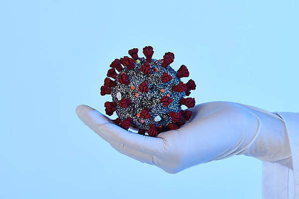 포토 JPG 스튜디오촬영 손 여자 과학 장갑 의학 실내 건강 한명 들기 사람 20대 성인 신체부위 약 모형 한국인 바이러스 질병 파란배경 백신 전염병 성인여자한명만 코로나바이러스 델타변이바이러스 국내포토 1 잡화 백그라운드 모션 동양인 청년 내부 파란색 여자한명만 성인여자만 파일형식