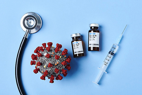 포토 JPG 스튜디오촬영 과학 의학 청진기 실내 건강 주사기 사람없음 하이앵글 약 모형 바이러스 질병 파란배경 백신 앰플 전염병 코로나바이러스 델타변이바이러스 국내포토 뷰포인트 백그라운드 의료기기 내부 파란색 파일형식