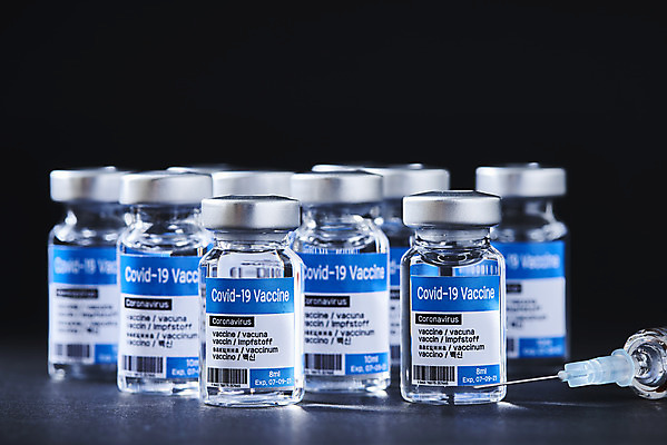 포토 JPG 스튜디오촬영 과학 의학 검은배경 실내 건강 주사기 근접촬영 사람없음 약 바이러스 질병 백신 앰플 전염병 코로나바이러스 델타변이바이러스 국내포토 뷰포인트 백그라운드 의료기기 내부 검은색 파일형식