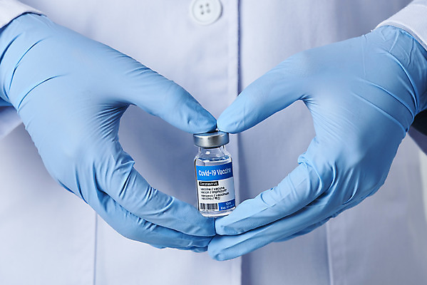 포토 JPG 스튜디오촬영 손 여자 40대 중년 과학 장갑 의학 실내 건강 한명 들기 사람 근접촬영 상반신 앞모습 약 한국인 흰색 가운 바이러스 질병 백신 앰플 전염병 중년여자한명만 코로나바이러스 델타변이바이러스 국내포토 1 잡화 옷 뷰포인트 컬러 모션 동양인 성인 내부 신체부위 여자한명만 중년여자만 파일형식