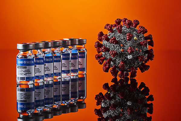 포토 JPG 스튜디오촬영 과학 의학 실내 건강 사람없음 약 모형 바이러스 질병 백신 빨간배경 앰플 전염병 코로나바이러스 델타변이바이러스 국내포토 백그라운드 내부 빨간색 파일형식