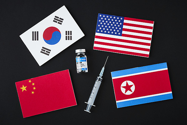 포토 JPG 스튜디오촬영 과학 의학 검은배경 한국 실내 건강 주사기 사람없음 하이앵글 약 미국 중국 바이러스 성조기 질병 태극기 오성홍기 백신 북한 북한국기 앰플 전염병 코로나바이러스 델타변이바이러스 국내포토 아시아 뷰포인트 백그라운드 북아메리카 의료기기 내부 검은색 국기 파일형식