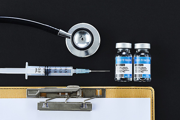 포토 JPG 스튜디오촬영 과학 의학 청진기 검은배경 실내 건강 주사기 사람없음 하이앵글 약 바이러스 질병 백신 서류판 앰플 전염병 코로나바이러스 델타변이바이러스 국내포토 뷰포인트 백그라운드 의료기기 내부 사무용품 검은색 파일형식