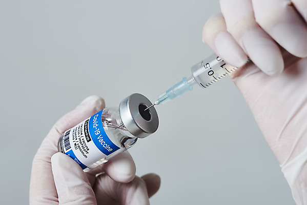 포토 JPG 스튜디오촬영 손 여자 과학 장갑 의학 회색배경 실내 건강 주사기 한명 들기 사람 근접촬영 20대 성인 옆모습 신체부위 약 한국인 바이러스 질병 백신 앰플 전염병 접종 성인여자한명만 코로나바이러스 백신접종 델타변이바이러스 위드코로나 국내포토 1 잡화 뷰포인트 백그라운드 의료기기 모션 동양인 청년 내부 회색 사회이슈 여자한명만 성인여자만 파일형식