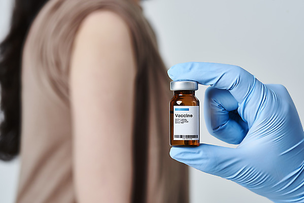 포토 JPG 스튜디오촬영 손 여자 40대 중년 과학 장갑 의학 실내 건강 서기 들기 사람 상반신 20대 성인 두명 옆모습 아웃포커스 신체부위 약 회색 한국인 바이러스 질병 감기 팔 백신 예방접종 전염병 여자만 코로나바이러스 백신접종 델타변이바이러스 위드코로나 국내포토 잡화 뷰포인트 컬러 모션 촬영기법 동양인 청년 내부 사회이슈 접종 파일형식