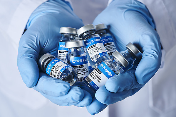 포토 JPG 스튜디오촬영 손 여자 40대 중년 과학 장갑 의학 실내 건강 한명 들기 사람 상반신 앞모습 파란색 약 경쟁 한국인 가운 바이러스 질병 백신 앰플 전염병 중년여자한명만 코로나바이러스 독점 델타변이바이러스 국내포토 1 잡화 옷 뷰포인트 컬러 컨셉 모션 동양인 성인 내부 신체부위 여자한명만 중년여자만 파일형식