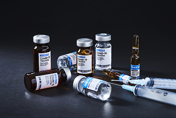 포토 JPG 스튜디오촬영 과학 의학 검은배경 실내 건강 주사기 사람없음 약 바이러스 질병 백신 앰플 전염병 코로나바이러스 델타변이바이러스 국내포토 백그라운드 의료기기 내부 검은색 파일형식