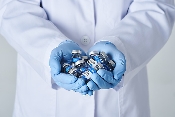 포토 JPG 스튜디오촬영 손 여자 40대 중년 과학 장갑 의학 회색배경 실내 건강 한명 들기 사람 상반신 앞모습 약 경쟁 한국인 가운 바이러스 질병 백신 앰플 전염병 중년여자한명만 코로나바이러스 독점 델타변이바이러스 국내포토 1 잡화 옷 뷰포인트 백그라운드 컨셉 모션 동양인 성인 내부 신체부위 회색 여자한명만 중년여자만 파일형식