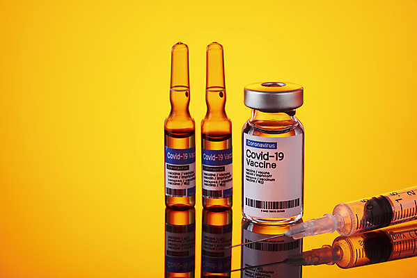 포토 JPG 스튜디오촬영 과학 의학 실내 건강 주사기 사람없음 약 바이러스 질병 노란배경 백신 앰플 전염병 코로나바이러스 델타변이바이러스 국내포토 백그라운드 의료기기 내부 노란색 파일형식