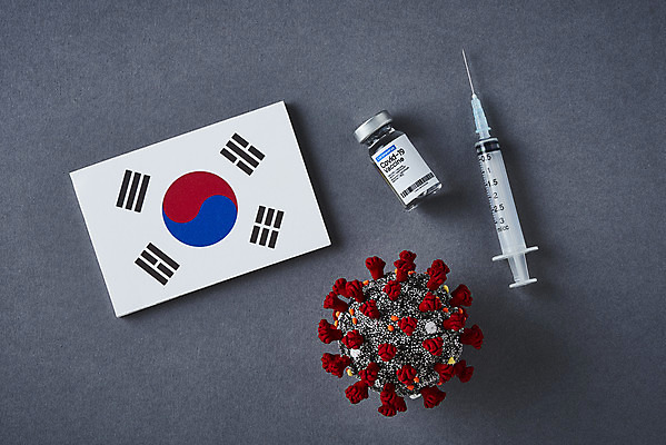 포토 JPG 스튜디오촬영 과학 의학 회색배경 한국 실내 건강 주사기 하이앵글 약 모형 바이러스 질병 태극기 백신 앰플 전염병 코로나바이러스 델타변이바이러스 국내포토 아시아 뷰포인트 백그라운드 의료기기 내부 회색 국기 파일형식