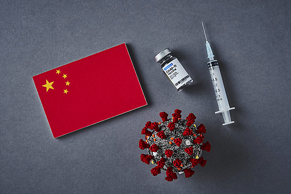 포토 JPG 스튜디오촬영 과학 의학 회색배경 실내 건강 주사기 사람없음 하이앵글 약 중국 바이러스 질병 오성홍기 백신 앰플 전염병 코로나바이러스 델타변이바이러스 국내포토 아시아 뷰포인트 백그라운드 의료기기 내부 회색 국기 파일형식