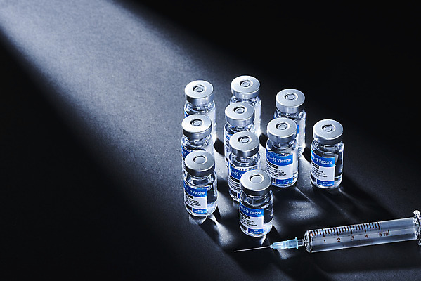 포토 JPG 스튜디오촬영 과학 의학 검은배경 실내 건강 주사기 사람없음 약 바이러스 질병 백신 앰플 전염병 코로나바이러스 델타변이바이러스 국내포토 백그라운드 의료기기 내부 검은색 파일형식