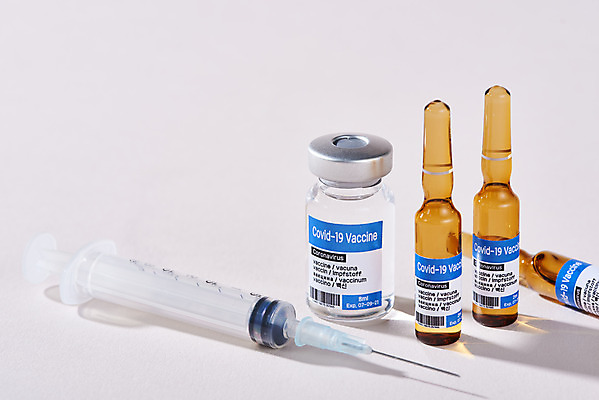 포토 JPG 스튜디오촬영 과학 의학 실내 건강 주사기 사람없음 약 바이러스 질병 흰배경 백신 앰플 전염병 코로나바이러스 델타변이바이러스 부스터샷 국내포토 백그라운드 의료기기 내부 흰색 접종 파일형식