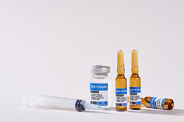 포토 JPG 스튜디오촬영 과학 의학 회색배경 실내 건강 주사기 사람없음 약 바이러스 질병 백신 앰플 전염병 코로나바이러스 델타변이바이러스 부스터샷 국내포토 백그라운드 의료기기 내부 회색 접종 파일형식