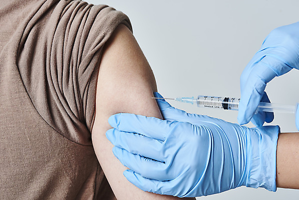 포토 JPG 스튜디오촬영 손 여자 40대 중년 과학 장갑 의학 회색배경 실내 건강 주사기 들기 사람 상반신 20대 성인 두명 옆모습 신체부위 약 회색 한국인 바이러스 질병 감기 팔 백신 예방접종 전염병 접종 여자만 코로나바이러스 백신접종 델타변이바이러스 부스터샷 위드코로나 국내포토 잡화 뷰포인트 컬러 백그라운드 의료기기 모션 동양인 청년 내부 사회이슈 파일형식