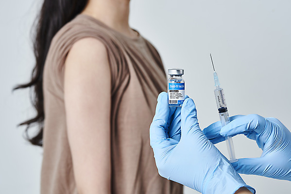 포토 JPG 스튜디오촬영 손 여자 40대 중년 과학 장갑 의학 회색배경 실내 건강 주사기 서기 들기 사람 상반신 20대 성인 두명 옆모습 약 한국인 바이러스 질병 팔 백신 앰플 전염병 접종 여자만 코로나바이러스 백신접종 델타변이바이러스 부스터샷 위드코로나 국내포토 잡화 뷰포인트 백그라운드 의료기기 모션 동양인 청년 내부 신체부위 회색 사회이슈 파일형식