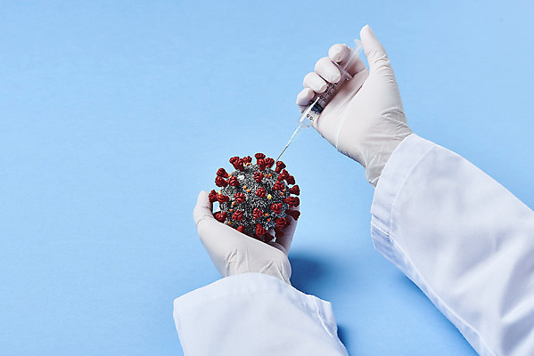 포토 JPG 스튜디오촬영 손 여자 과학 장갑 의학 실내 건강 주사기 한명 들기 사람 20대 성인 신체부위 약 모형 한국인 가운 바이러스 질병 파란배경 백신 전염병 접종 성인여자한명만 코로나바이러스 백신접종 델타변이바이러스 부스터샷 위드코로나 국내포토 1 잡화 옷 백그라운드 의료기기 모션 동양인 청년 내부 파란색 사회이슈 여자한명만 성인여자만 파일형식