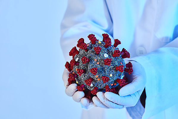 포토 JPG 스튜디오촬영 손 여자 과학 장갑 의학 실내 건강 한명 들기 사람 상반신 20대 성인 옆모습 약 모형 한국인 가운 바이러스 질병 파란배경 백신 전염병 성인여자한명만 코로나바이러스 델타변이바이러스 국내포토 1 잡화 옷 뷰포인트 백그라운드 모션 동양인 청년 내부 신체부위 파란색 여자한명만 성인여자만 파일형식