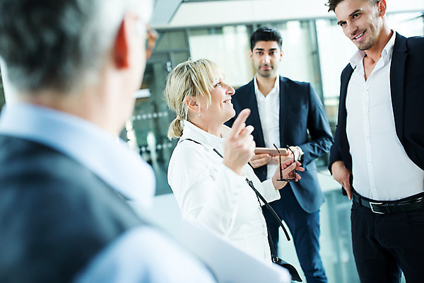 포토 JPG 서양인 외국인 응시 여자 남자 안경 중년 50대 비즈니스 협력 실내 설명 서기 미소 사람 여러명 상반신 20대 성인 앞모습 옆모습 30대 가리킴 업무 비즈니스맨 비즈니스우먼 동료 국내포토 시선 잡화 뷰포인트 다수 관계 모션 표정 인종 손짓 청년 내부 장년 작업 직장인 파일형식