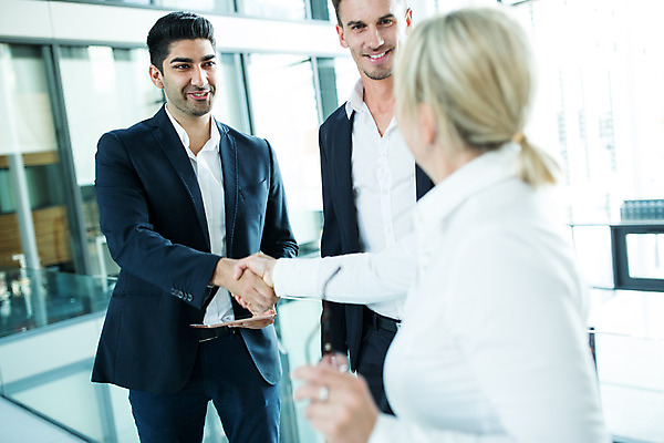 포토 JPG 서양인 외국인 여자 남자 중년 50대 비즈니스 협력 악수 실내 서기 미소 사람 상반신 20대 성인 옆모습 뒷모습 세명 30대 업무 비즈니스맨 비즈니스우먼 동료 국내포토 뷰포인트 관계 모션 표정 인종 손짓 청년 내부 장년 작업 직장인 파일형식