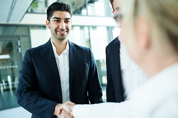 포토 JPG 서양인 외국인 여자 남자 중년 50대 비즈니스 협력 악수 실내 서기 미소 사람 상반신 20대 성인 앞모습 뒷모습 세명 30대 업무 비즈니스맨 비즈니스우먼 동료 국내포토 뷰포인트 관계 모션 표정 인종 손짓 청년 내부 장년 작업 직장인 파일형식