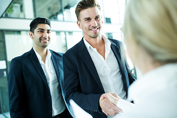 포토 JPG 서양인 외국인 여자 남자 중년 50대 비즈니스 협력 악수 실내 서기 미소 사람 상반신 20대 성인 옆모습 뒷모습 세명 30대 업무 비즈니스맨 비즈니스우먼 동료 국내포토 뷰포인트 관계 모션 표정 인종 손짓 청년 내부 장년 작업 직장인 파일형식