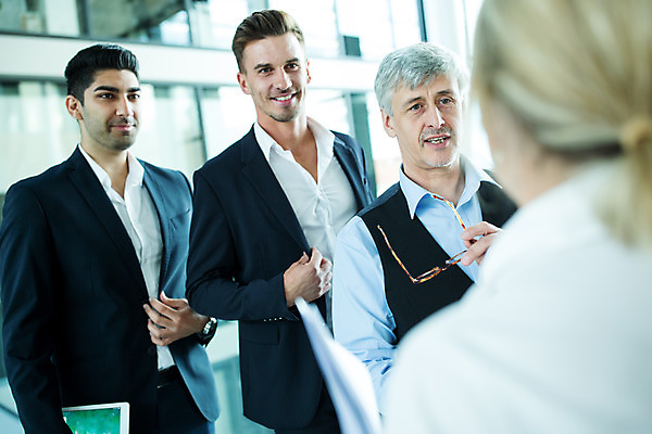 포토 JPG 서양인 외국인 여자 남자 안경 중년 50대 비즈니스 협력 실내 서기 미소 사람 여러명 상반신 20대 성인 앞모습 옆모습 뒷모습 30대 업무 비즈니스맨 비즈니스우먼 동료 국내포토 잡화 뷰포인트 다수 관계 모션 표정 인종 청년 내부 장년 작업 직장인 파일형식