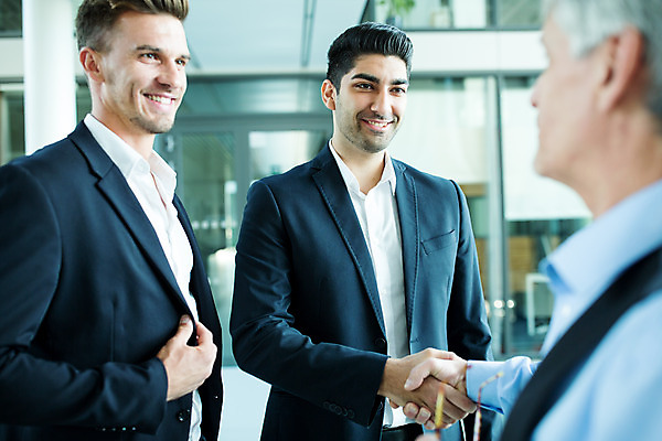 포토 JPG 서양인 외국인 남자 중년 50대 비즈니스 협력 악수 실내 서기 미소 사람 상반신 20대 성인 옆모습 세명 30대 업무 비즈니스맨 동료 국내포토 뷰포인트 관계 모션 표정 인종 손짓 청년 내부 장년 작업 직장인 파일형식