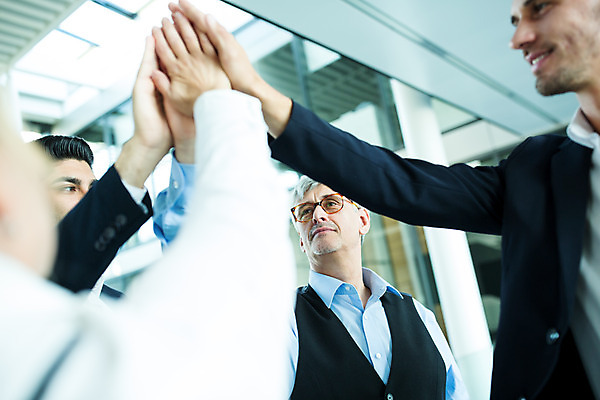 포토 JPG 서양인 외국인 응시 여자 남자 로우앵글 중년 50대 비즈니스 협력 실내 서기 미소 사람 여러명 상반신 20대 성인 옆모습 30대 손들기 업무 비즈니스맨 비즈니스우먼 동료 손모으기 팔 국내포토 시선 뷰포인트 다수 관계 모션 표정 인종 손짓 청년 내부 신체부위 장년 작업 직장인 파일형식