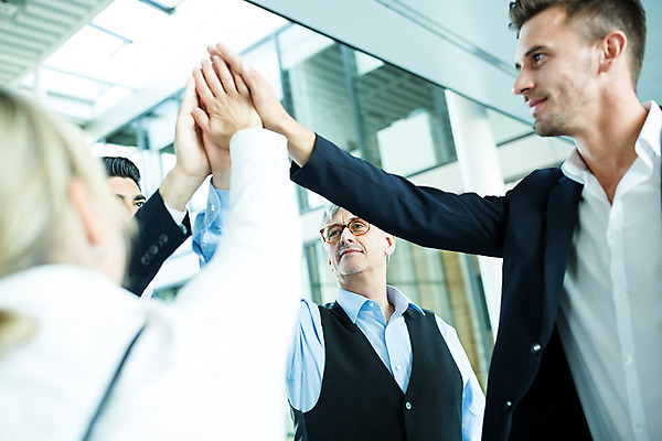 포토 JPG 서양인 외국인 응시 여자 남자 로우앵글 중년 50대 비즈니스 협력 실내 서기 미소 사람 여러명 상반신 20대 성인 옆모습 30대 업무 비즈니스맨 비즈니스우먼 동료 손모으기 국내포토 시선 뷰포인트 다수 관계 모션 표정 인종 손짓 청년 내부 장년 작업 직장인 파일형식