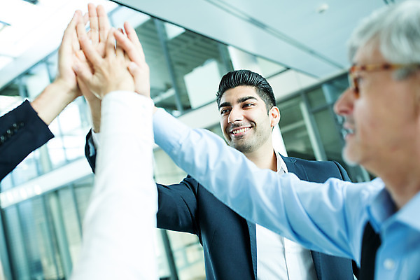 포토 JPG 서양인 외국인 손 응시 여자 남자 로우앵글 중년 50대 비즈니스 협력 실내 서기 미소 사람 여러명 상반신 20대 성인 옆모습 신체부위 30대 손들기 업무 비즈니스맨 비즈니스우먼 동료 손모으기 팔 국내포토 시선 뷰포인트 다수 관계 모션 표정 인종 손짓 청년 내부 장년 작업 직장인 파일형식