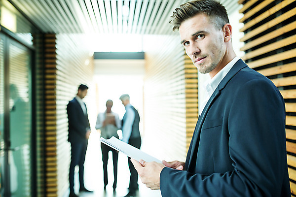 포토 JPG 서양인 외국인 응시 여자 남자 중년 50대 비즈니스 협력 실내 서기 들기 사람 여러명 상반신 20대 성인 옆모습 아웃포커스 30대 업무 비즈니스맨 비즈니스우먼 동료 리더 문서 팀장 국내포토 시선 뷰포인트 다수 관계 모션 촬영기법 인종 청년 내부 장년 작업 직장인 파일형식