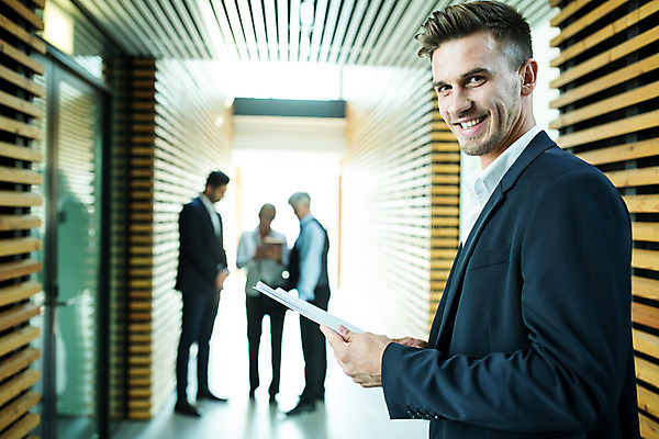 포토 JPG 서양인 외국인 응시 여자 남자 중년 50대 비즈니스 협력 실내 서기 미소 들기 사람 여러명 상반신 20대 성인 옆모습 아웃포커스 30대 업무 비즈니스맨 비즈니스우먼 동료 리더 문서 팀장 국내포토 시선 뷰포인트 다수 관계 모션 촬영기법 표정 인종 청년 내부 장년 작업 직장인 파일형식