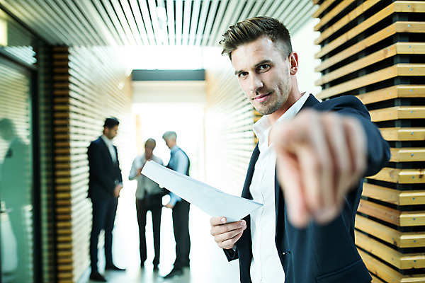 포토 JPG 서양인 외국인 응시 여자 남자 중년 50대 비즈니스 손가락 협력 실내 서기 들기 사람 손짓 여러명 상반신 20대 성인 옆모습 아웃포커스 30대 가리킴 업무 비즈니스맨 비즈니스우먼 동료 리더 문서 팀장 국내포토 손 시선 뷰포인트 다수 관계 모션 촬영기법 인종 청년 내부 장년 작업 직장인 파일형식