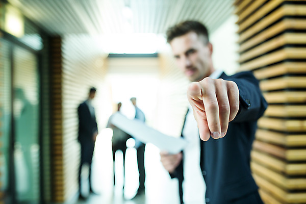 포토 JPG 서양인 외국인 응시 여자 남자 중년 50대 비즈니스 협력 실내 서기 들기 사람 손짓 여러명 상반신 20대 성인 옆모습 아웃포커스 30대 가리킴 업무 비즈니스맨 비즈니스우먼 동료 리더 문서 팀장 국내포토 시선 뷰포인트 다수 관계 모션 촬영기법 인종 청년 내부 장년 작업 직장인 파일형식