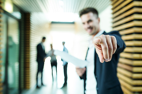 포토 JPG 전신 서양인 외국인 응시 여자 남자 중년 50대 비즈니스 협력 실내 서기 미소 들기 사람 손짓 여러명 상반신 20대 성인 옆모습 아웃포커스 30대 가리킴 업무 비즈니스맨 비즈니스우먼 동료 리더 문서 팀장 국내포토 시선 뷰포인트 다수 관계 모션 촬영기법 표정 인종 청년 내부 장년 작업 직장인 파일형식