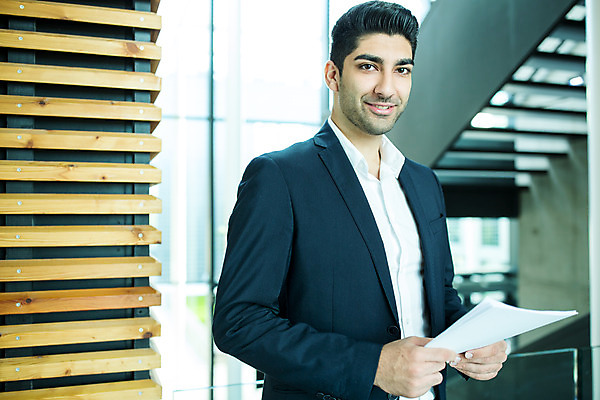 포토 JPG 서양인 외국인 응시 남자 비즈니스 협력 실내 한명 서기 미소 사람 상반신 20대 성인 옆모습 아웃포커스 업무 성인남자한명만 국내포토 1 시선 뷰포인트 모션 촬영기법 표정 인종 청년 내부 작업 남자한명만 성인남자만 파일형식