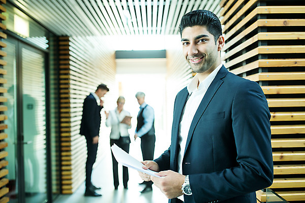 포토 JPG 서양인 외국인 응시 남자 중년 50대 비즈니스 협력 실내 서기 미소 들기 사람 여러명 상반신 20대 성인 옆모습 아웃포커스 30대 업무 비즈니스맨 비즈니스우먼 동료 리더 문서 팀장 국내포토 시선 여자 뷰포인트 다수 관계 모션 촬영기법 표정 인종 청년 내부 장년 작업 직장인 파일형식