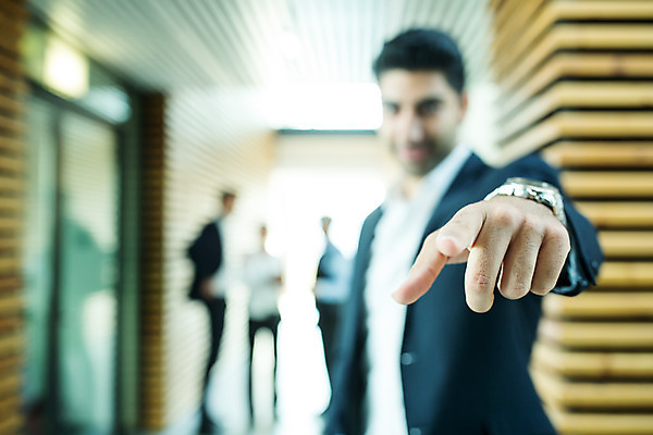 포토 JPG 서양인 외국인 응시 남자 중년 50대 비즈니스 손가락 협력 실내 서기 사람 손짓 여러명 상반신 20대 성인 앞모습 아웃포커스 30대 가리킴 업무 비즈니스맨 비즈니스우먼 동료 리더 팀장 국내포토 손 시선 여자 뷰포인트 다수 관계 모션 촬영기법 인종 청년 내부 장년 작업 직장인 파일형식