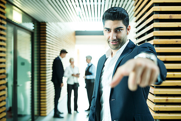 포토 JPG 서양인 외국인 응시 남자 중년 50대 비즈니스 협력 실내 서기 사람 손짓 여러명 상반신 20대 성인 앞모습 아웃포커스 30대 가리킴 업무 비즈니스맨 비즈니스우먼 동료 리더 팀장 국내포토 시선 여자 뷰포인트 다수 관계 모션 촬영기법 인종 청년 내부 장년 작업 직장인 파일형식