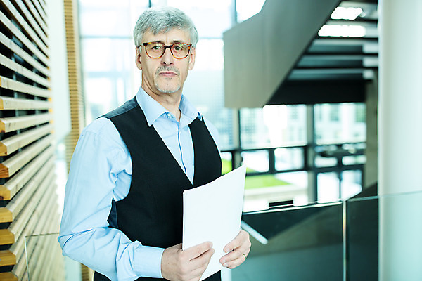 포토 JPG 서양인 외국인 응시 남자 중년 50대 비즈니스 협력 실내 한명 서기 들기 사람 상반신 앞모습 업무 문서 중년남자한명만 안경낌 국내포토 1 시선 안경 뷰포인트 모션 인종 성인 내부 작업 남자한명만 중년남자만 파일형식